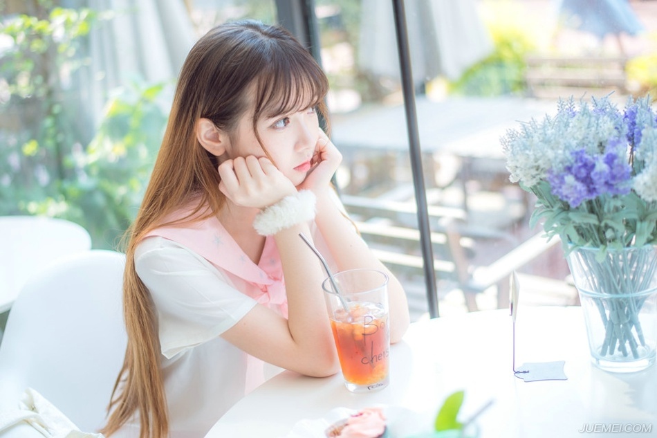 “还打个屁。”庞统翻了翻白眼道：“等着，刘璝应该很快就回来了，我要亲自去一趟阆中，说服张任他们倒戈。”从这里去阆中大营一路上关卡重重，要过关卡，路上花的时间未必就比刘璝从成都过来短，因此在收到消息的时候，庞统就已经决定要出发。